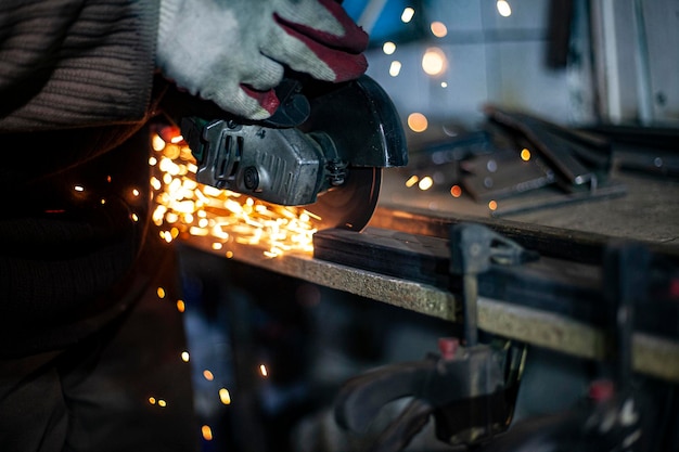 Imagen recortada de un trabajador moliendo en un taller