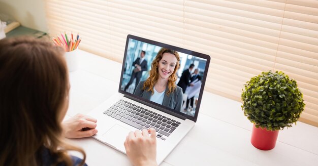 Imagen recortada de una videoconferencia de empresaria en una computadora portátil