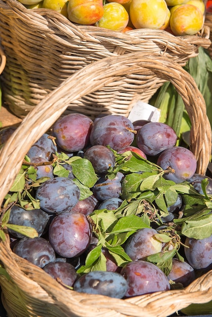 Imagen refrescante con frutas en cestas.