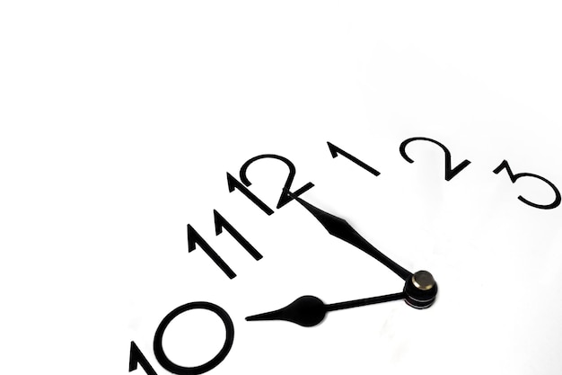 La imagen de un reloj de cerca Manecillas del reloj negras y rojas Primer plano de la cara del reloj blanco foto macro