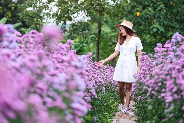 Imagen de retrato de una hermosa joven asiática en el campo de flores de Margaret