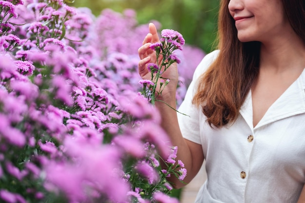 Imagen de retrato de una hermosa joven asiática en el campo de flores de Margaret