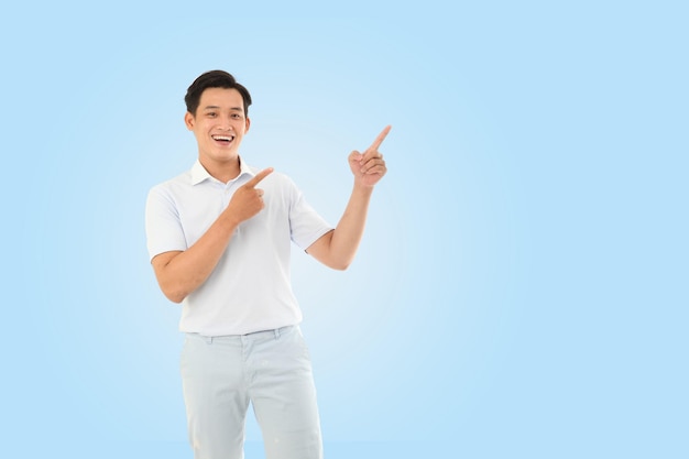 Imagen de retrato horizontal de un joven feliz en el estudio sobre un fondo azul claro