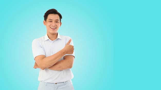 Imagen de retrato horizontal de un joven feliz en el estudio sobre un fondo azul claro