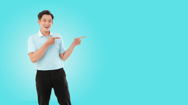 Imagen de retrato horizontal de un joven feliz en el estudio sobre un fondo azul claro