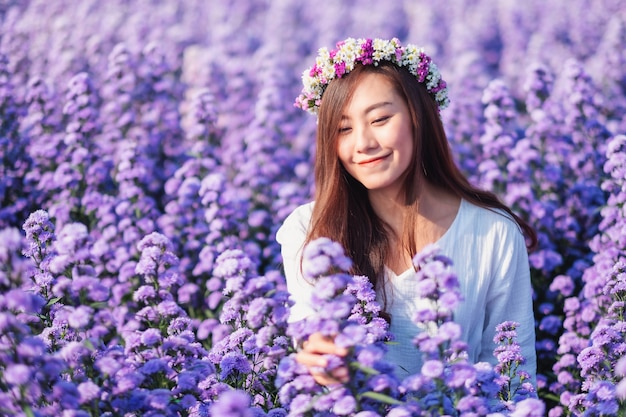 Imagen de retrato de una mujer asiática en un hermoso campo de flores de Margaret