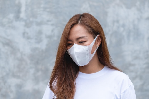 Imagen de retrato de una mujer asiática con mascarilla protectora para el concepto de salud y Covid19