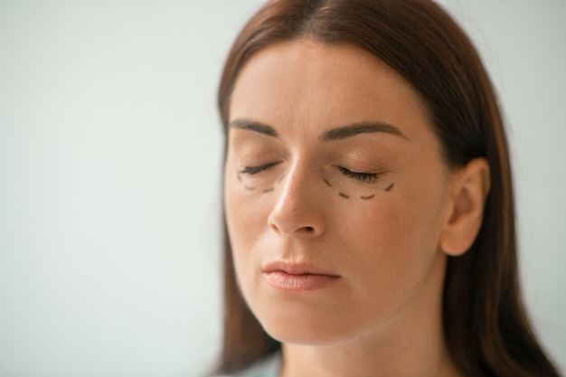 Imagen de retrato de una mujer con líneas en el área de los ojos