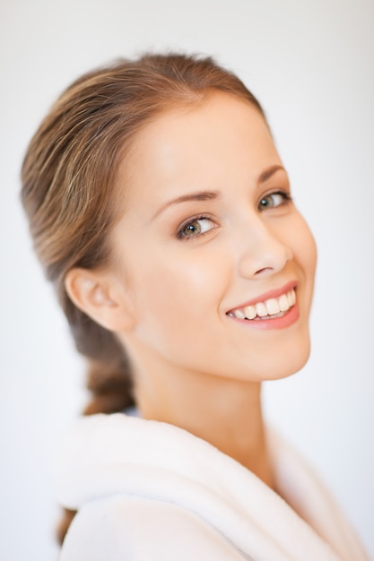 Imagen de retrato de primer plano brillante de mujer hermosa en bata de baño