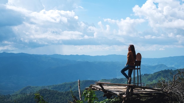 Imagen de retrato de una viajera mirando una hermosa vista de la montaña y la naturaleza
