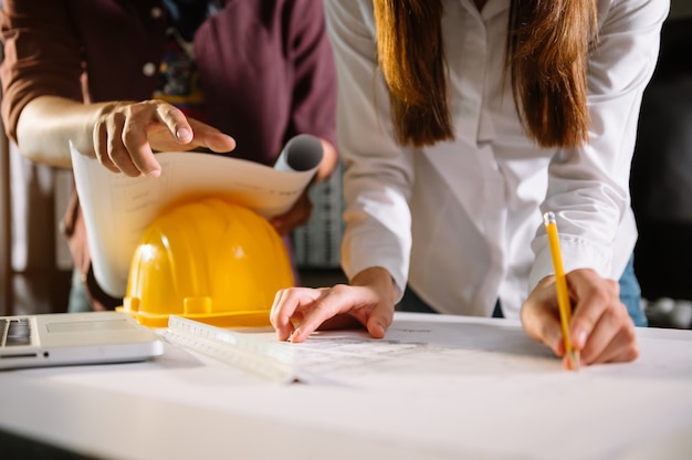 Imagen de reunión de ingenieros para proyecto arquitectónico. trabajar con socios y herramientas de ingeniería en el lugar de trabajo