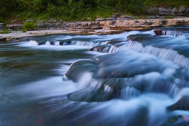 Imagen del río que fluye con cataratas y rocas en el río