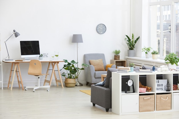 Imagen de sala de estar con lugar de trabajo con computadora y sillón en la casa