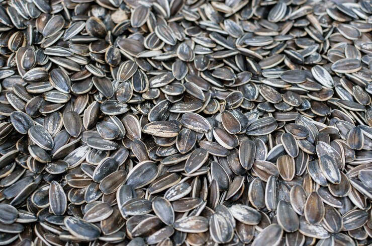 Imagen de semillas de girasol almacenadas en el mercado para consumo.