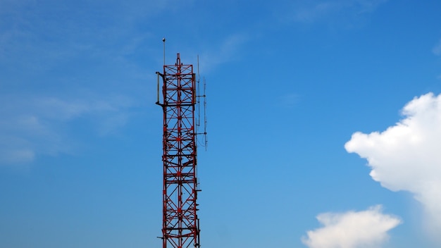 Imagen de la silueta del cielo azul de la torre de telecomunicaciones