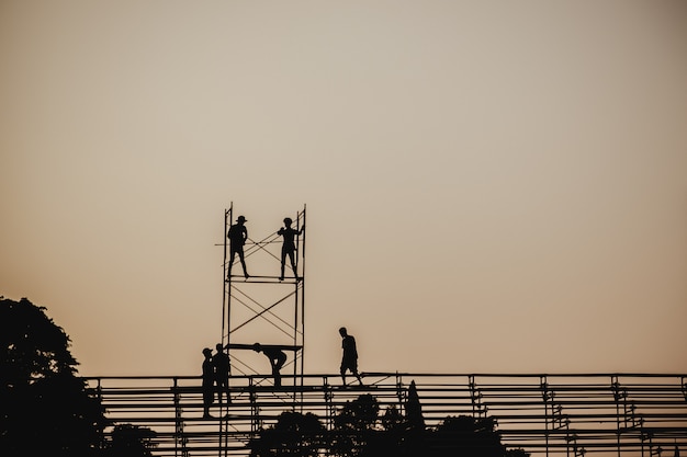 Imagen de silueta de personas y construcción