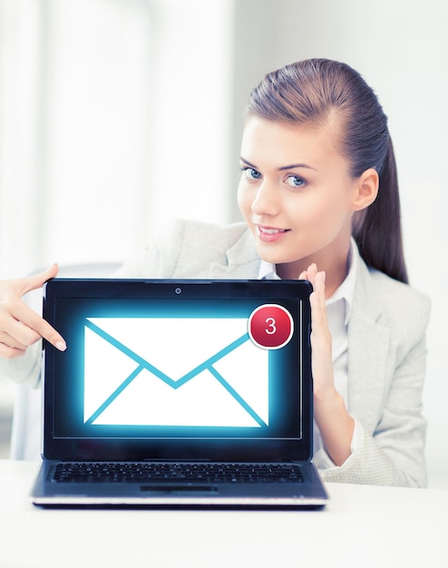 imagen, de, sonriente, mujer de negocios, con, computador portatil, en, oficina
