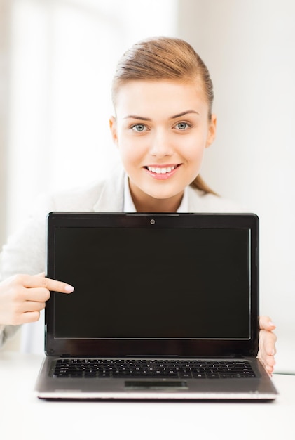 imagen, de, sonriente, mujer de negocios, con, computador portatil, en, oficina