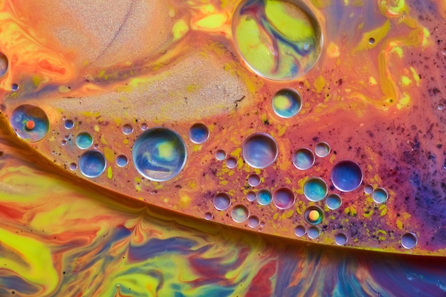 Imagen de superficie líquida brillante de colores del arco iris y esferas de colores fríos