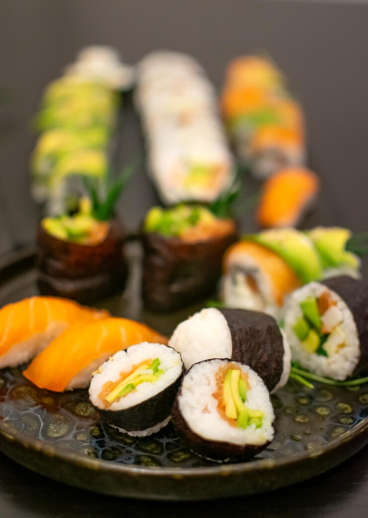 Imagen de sushi lujoso y creativo servido como Nigiri Futomaki Uramaki y Gunkan