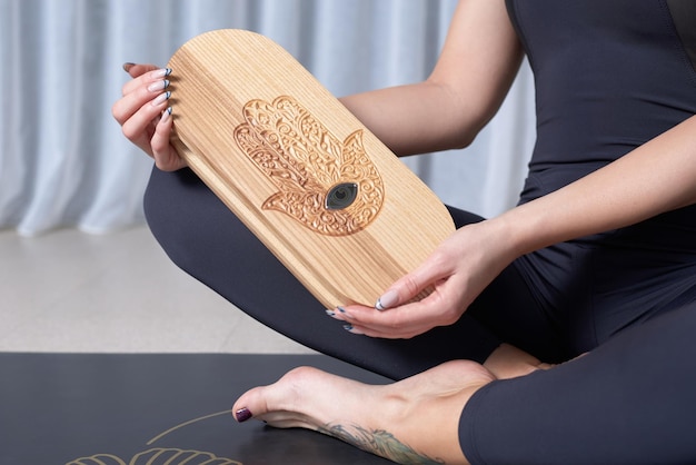 Foto imagen de un tablero sadhu en manos femeninas concepto de yoga prácticas espirituales