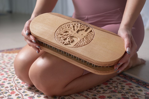 Imagen de un tablero Sadhu en manos femeninas Concepto de yoga Prácticas espirituales