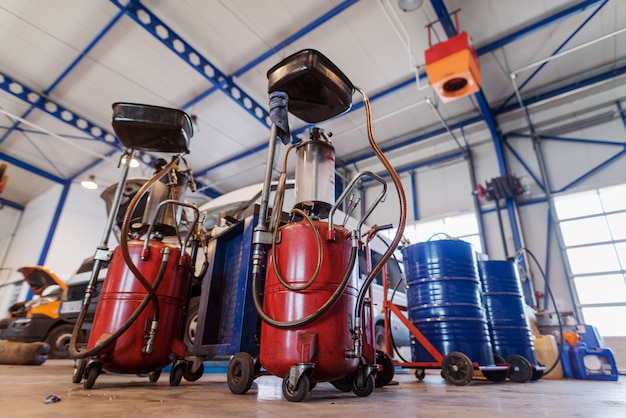 Imagen de tanques con aceite de motor o gasolina en el taller de automóviles.