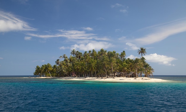 Foto imagen de tarjeta postal de la idílica isla paraíso con palmeras en las islas de san blas panamá