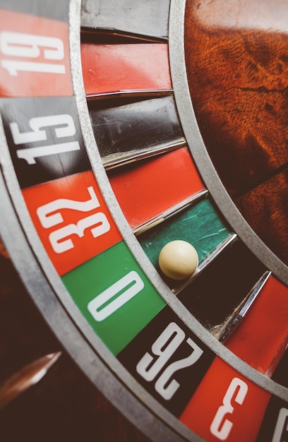 Imagen del tema del casino de la ruleta del casino y la bola en el número ganador Procesamiento de fotografías antiguas