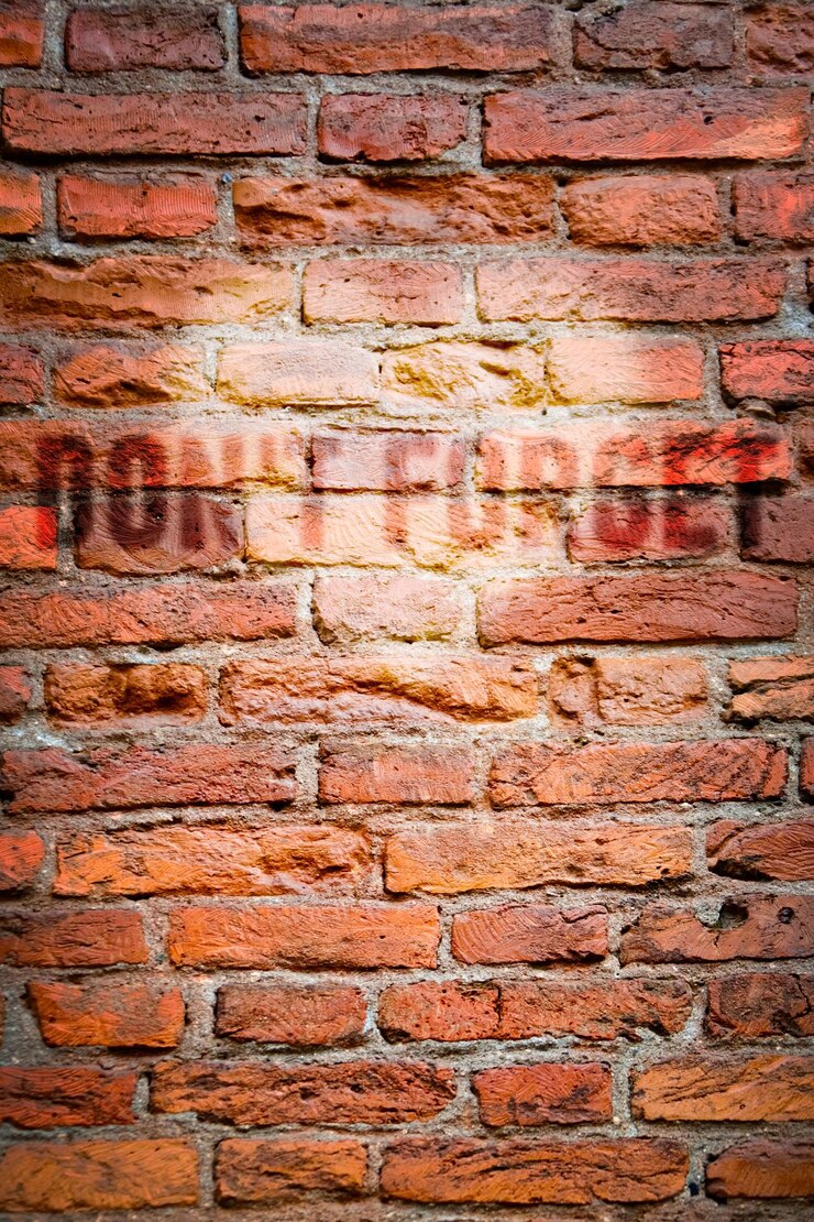 Foto imagen de textura de pared de ladrillo antiguo de corazón rojo para el día de san valentín y palabras no olvides