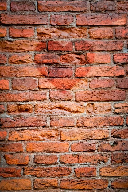 Imagen de textura de pared de ladrillo antiguo de corazón rojo para el Día de San Valentín