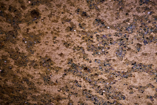 Imagen de la textura de la roca en la cueva atascada con cientos de centavos