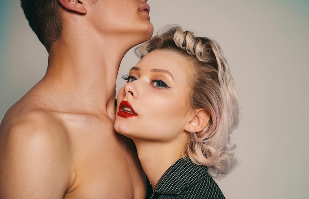 Imagen tierna de pareja joven marido y mujer obtener placer sexual de abrazos copia espacio joven se Foto Premium