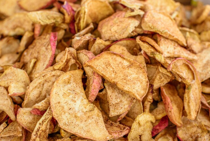 Imagen de tiras de manzana deshidratadas almacenadas en el mercado para el consumo