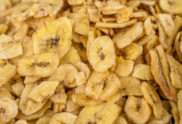 Imagen de tiras de plátano deshidratadas almacenadas en el mercado para el consumo