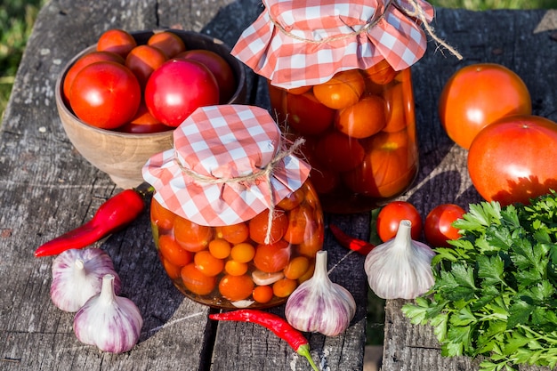 Imagen con tomates enlatados.