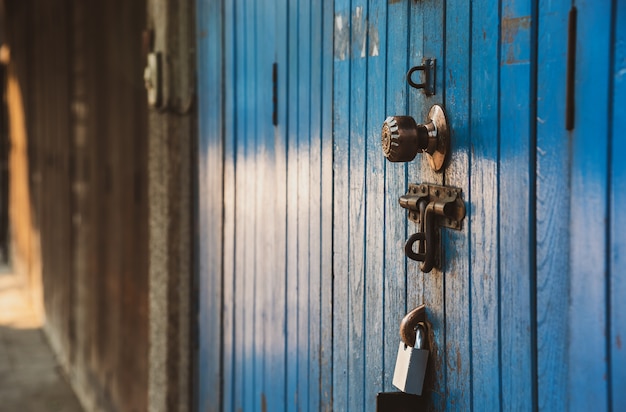 imagen de tono vintage de la puerta de madera.