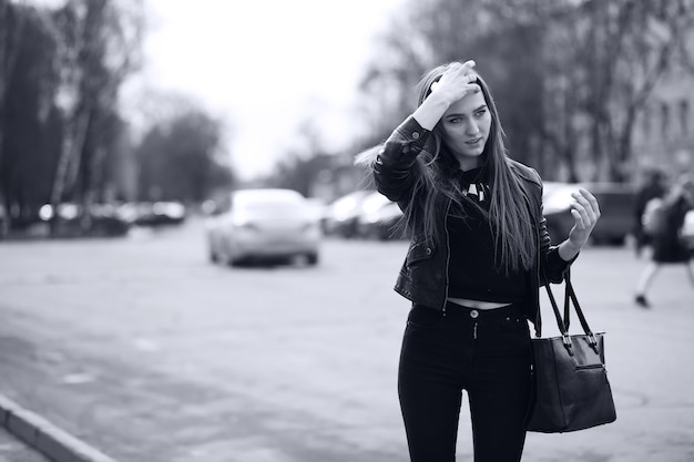 Imagen en tonos de una joven linda en un paseo por la ciudad