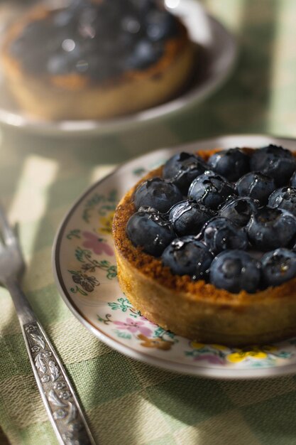 Foto imagen de tortas con arándanos y almíbar desayuno por la mañana con luz dura