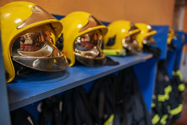 Imagen de traje protector y cascos en cuerpo de bomberos.