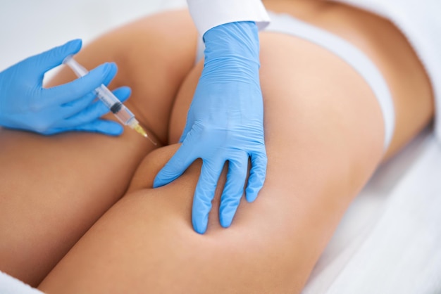 Imagen del tratamiento de lipólisis en diferentes partes del cuerpo de la mujer