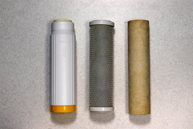 Imagen de tres filtros correspondientes a las tres etapas de la depuración del agua en el hogar.