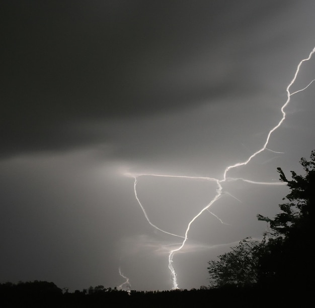 Foto imagen de trueno relámpago contra cielo gris tormentoso con espacio de copia