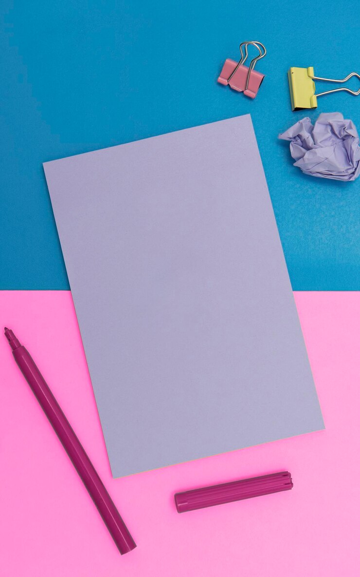 Foto imagen con útiles escolares pegatinas de colores cuadernos bolígrafos lápices rullers calculadora teclado surtido de artículos de oficina información importante escrita en papel
