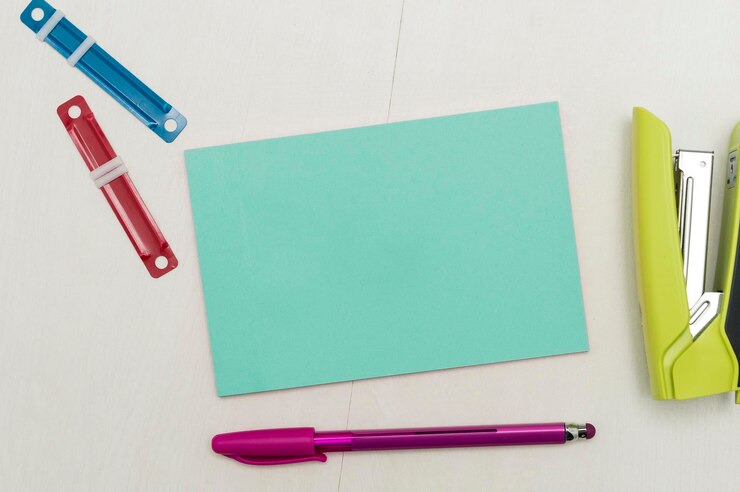 Foto imagen con útiles escolares pegatinas de colores cuadernos bolígrafos lápices rullers calculadora teclado surtido de artículos de oficina información importante escrita en papel