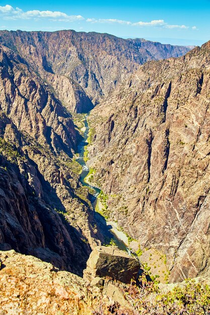 Imagen del valle en las montañas con desfiladero y río azul