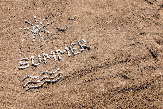 Imagen de verano de guijarros y arena en una playa. Fondo de verano