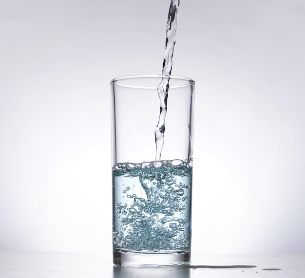 Imagen de verter agua de una botella de agua en un vaso