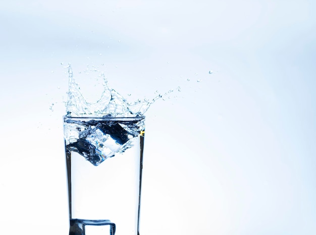 La imagen de verter agua potable en un vaso.