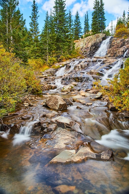 Imagen de la vertical de la cascada de rocas grises en el valle